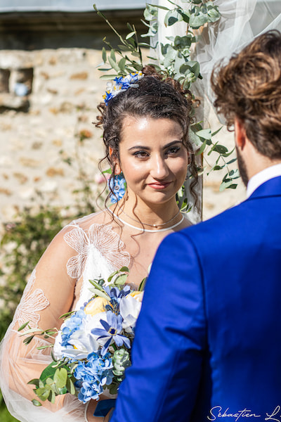 Portraits des mariés à travers un cadre tenu par leurs enfants qui se cachent les yeux Portraits des mariés à travers un cadre tenu par leurs enfants qui se cachent les yeux